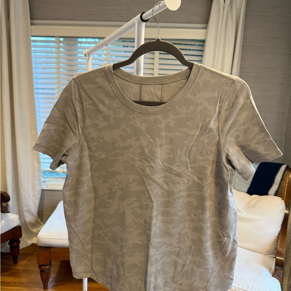 Lululemon women’s gray camo tshirt